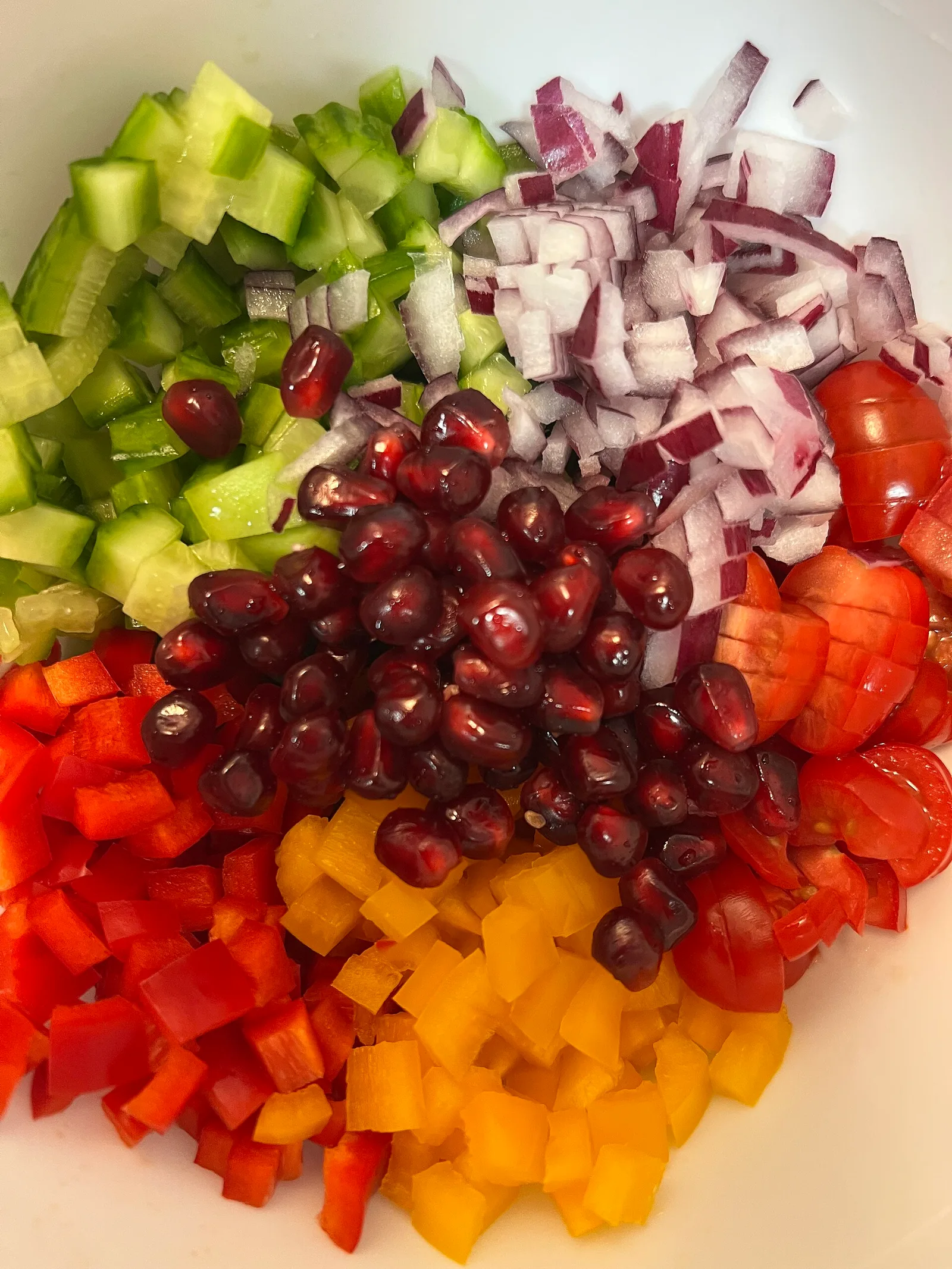 מסעדה טבעונית פתוחה באובוד באלי עם תפריט raw food, צלחות סלט צבעוניות וקינוחי גלם, אווירה ירוקה ורגועה